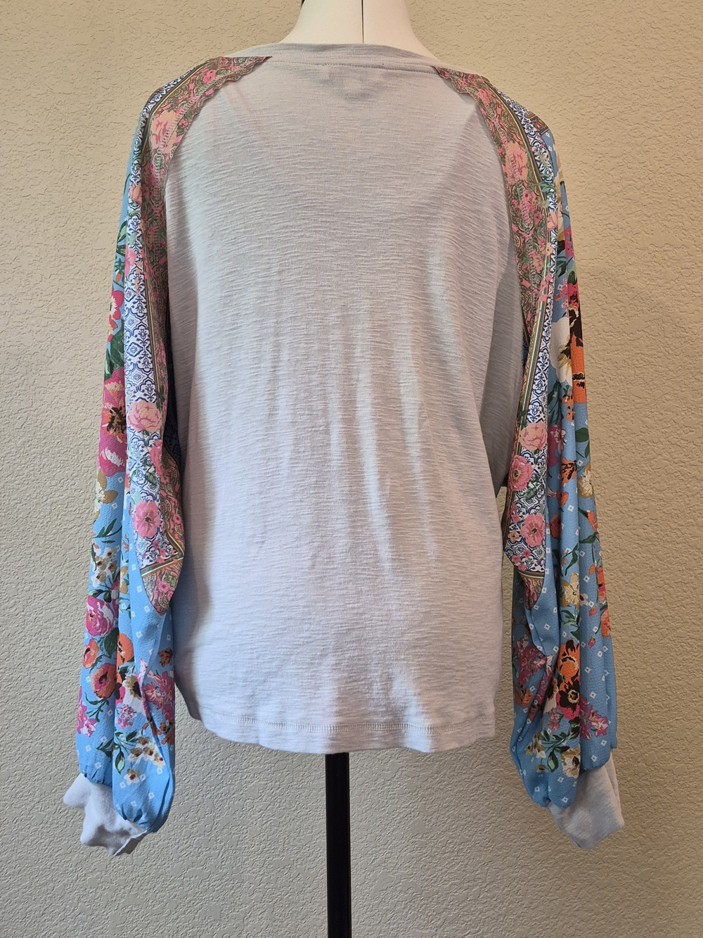 Light Gray Raglan Top with Blue Floral Balloon Sleeves - Picture 3 of 8